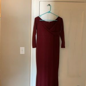 Small maroon maternity dress. 3/4 sleeves.